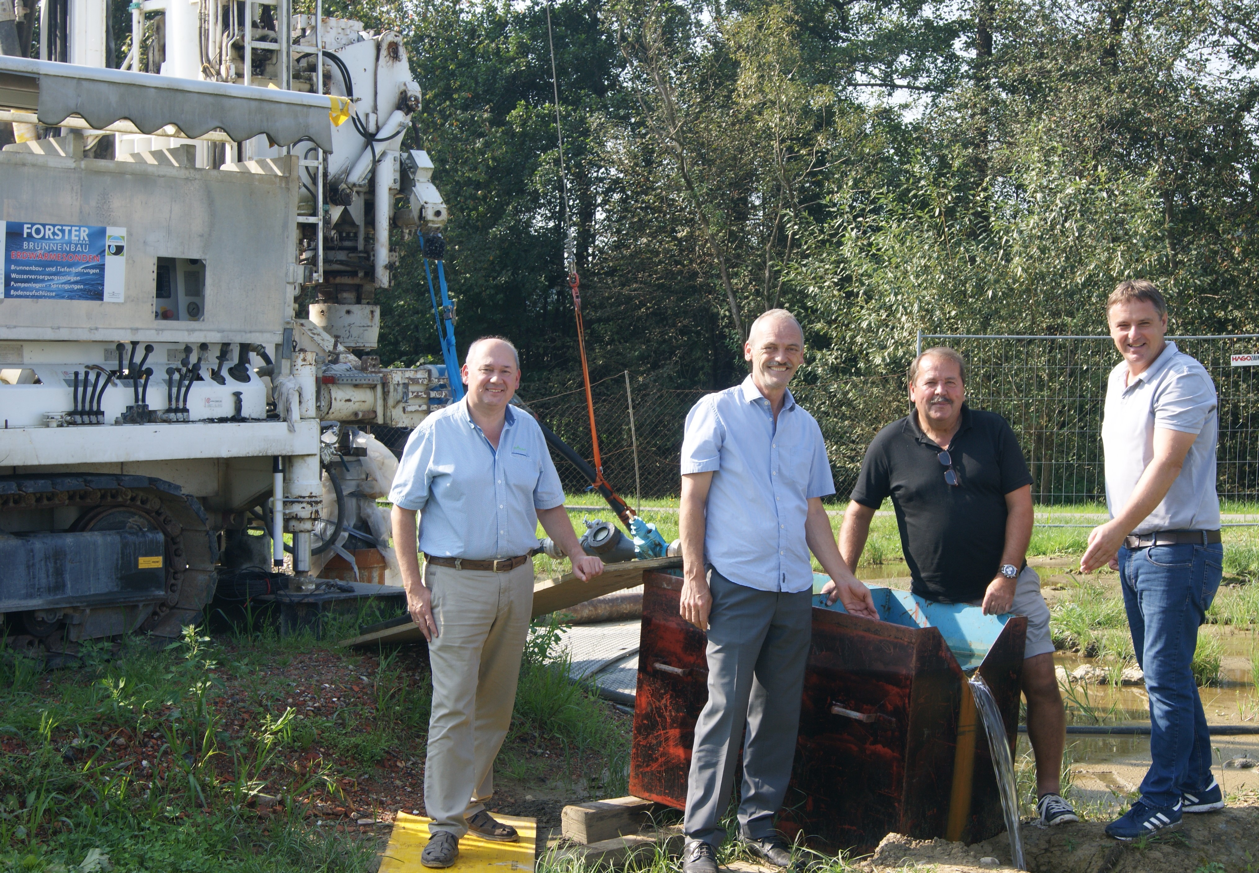 V.l.n.r.: Kassier Johann Tropper, Bürgermeister Johann Kaufmann, 1. Vizebgm. Fritz Pferschi und Wassermeister Robert Schmid in Reichersdorf beim Pumpversuch des neuen Brunnens