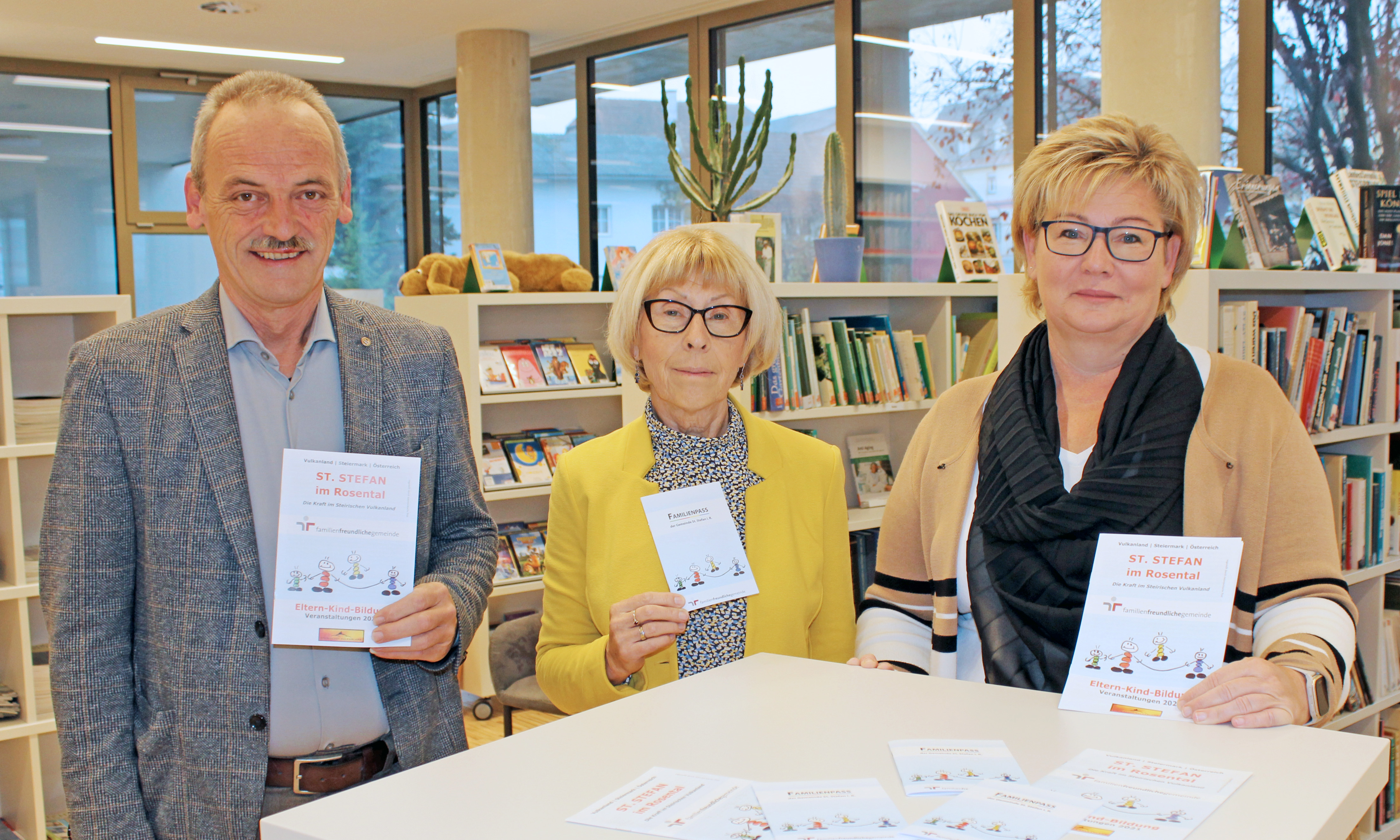 Bgm. Johann Kaufmann, Dr. Therese Friedl und GR Brigitte Hirschmann